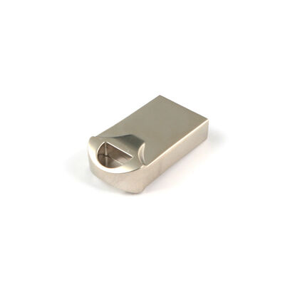 Серебристый, с блестящим металлическим USB-накопителем. Быстрая скорость передачи данных. Прочный металлический корпус, подходит для безопасного хранения данных.