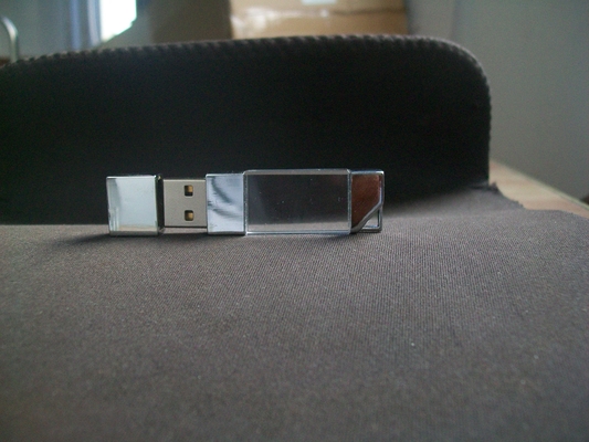 С кольцевой кристаллической USB 2.0 и USB 3.0 светодиодный свет может блести