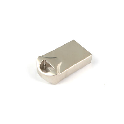 Серебристый, с блестящим металлическим USB-накопителем. Быстрая скорость передачи данных. Прочный металлический корпус, подходит для безопасного хранения данных.