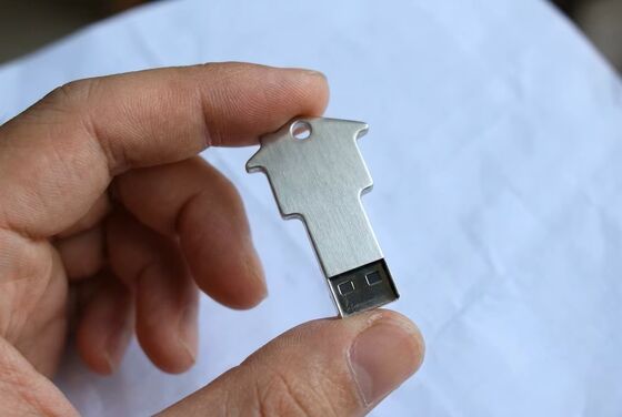 Серебряный USB-накопитель в виде жемчужной цепочки, компактное устройство хранения данных. Рабочая температура от -50 до +80 градусов. Идеально подходит для бизнеса
