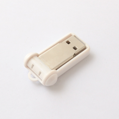 Переработанный USB-накопитель с полной памятью, подключенный к флеш-накопителю с помощью чипов Toshiba