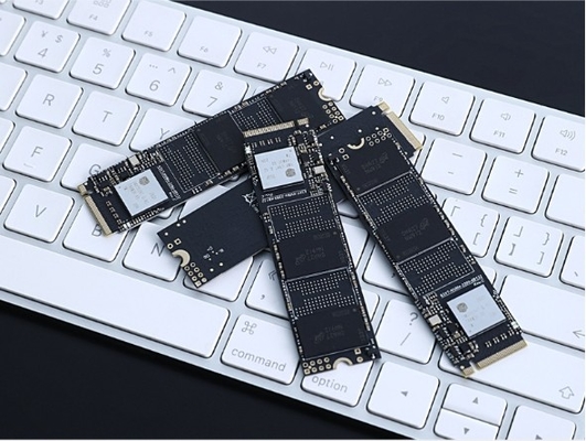 Доступные внутренние жесткие диски SSD емкостью 256 ГБ с интерфейсом SATA III и скоростью передачи данных до 10 Гбит / с
