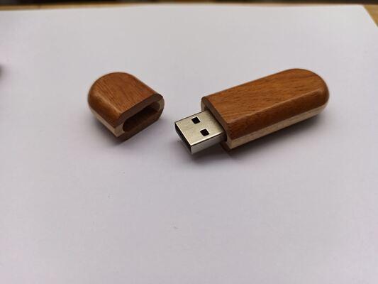 Внутренние формы совпадают с USB-формами, деревянная USB-флешка, предлагающая интерфейс USB 2.0 и USB 3.0, стильная и функциональная
